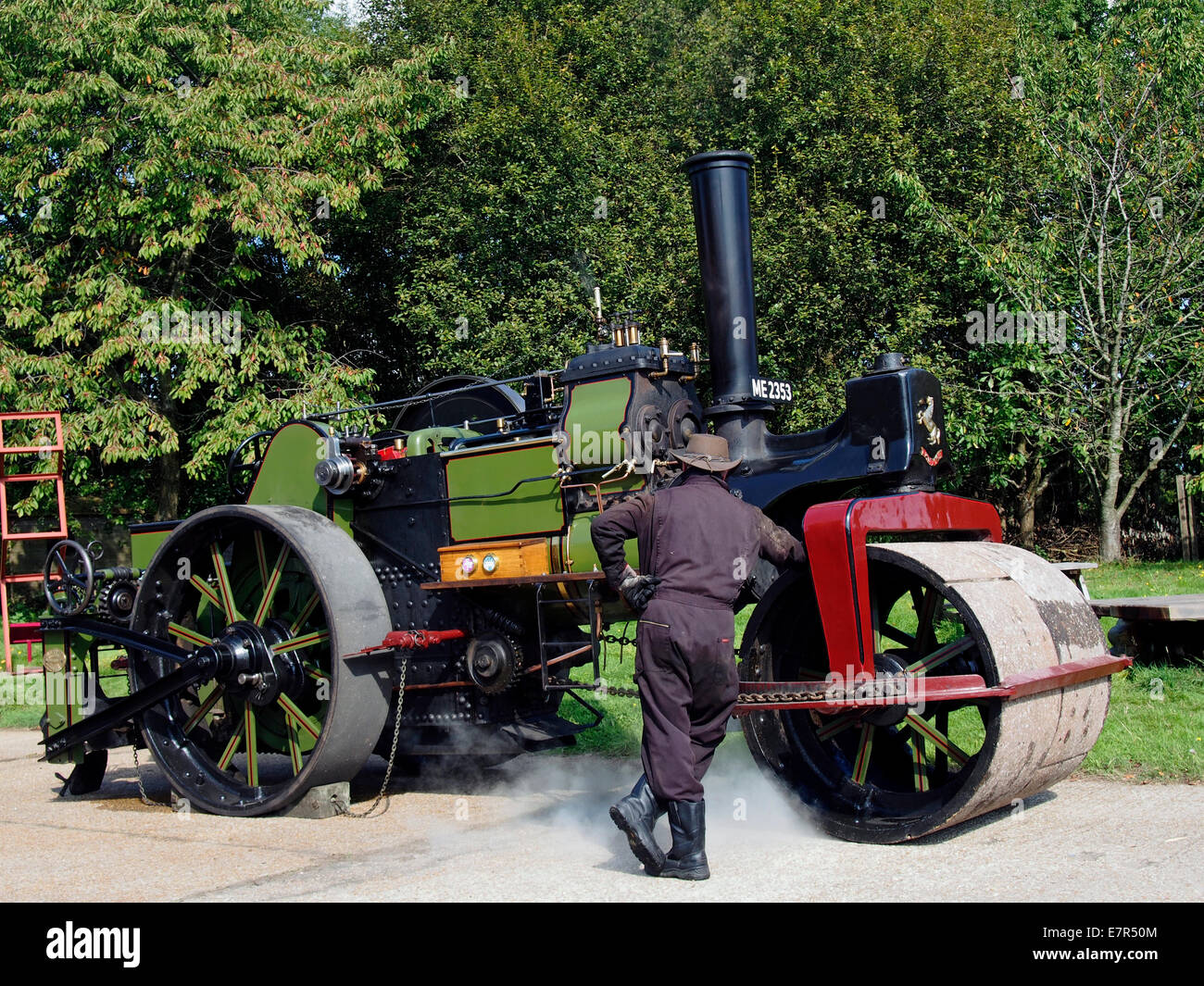 Orgoglioso proprietario si ammira il altamente levigata di questo Aveling e Porter rullo vapore denominata 'Prince Albert' costruito nel 1901. Foto Stock