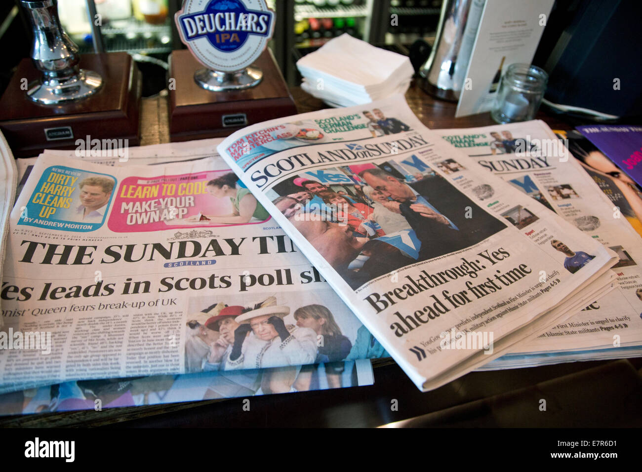 Una selezione di giornali della domenica che giace su una barra di Edimburgo che descrive l'ultima situazione politica per quanto riguarda la Scozia. Foto Stock