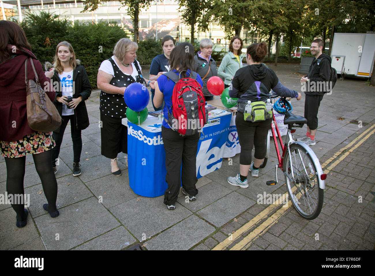 Uno stallo gestito da pro-indipendenza scozzese sostenitori a Leith Street, Edimburgo. Foto Stock