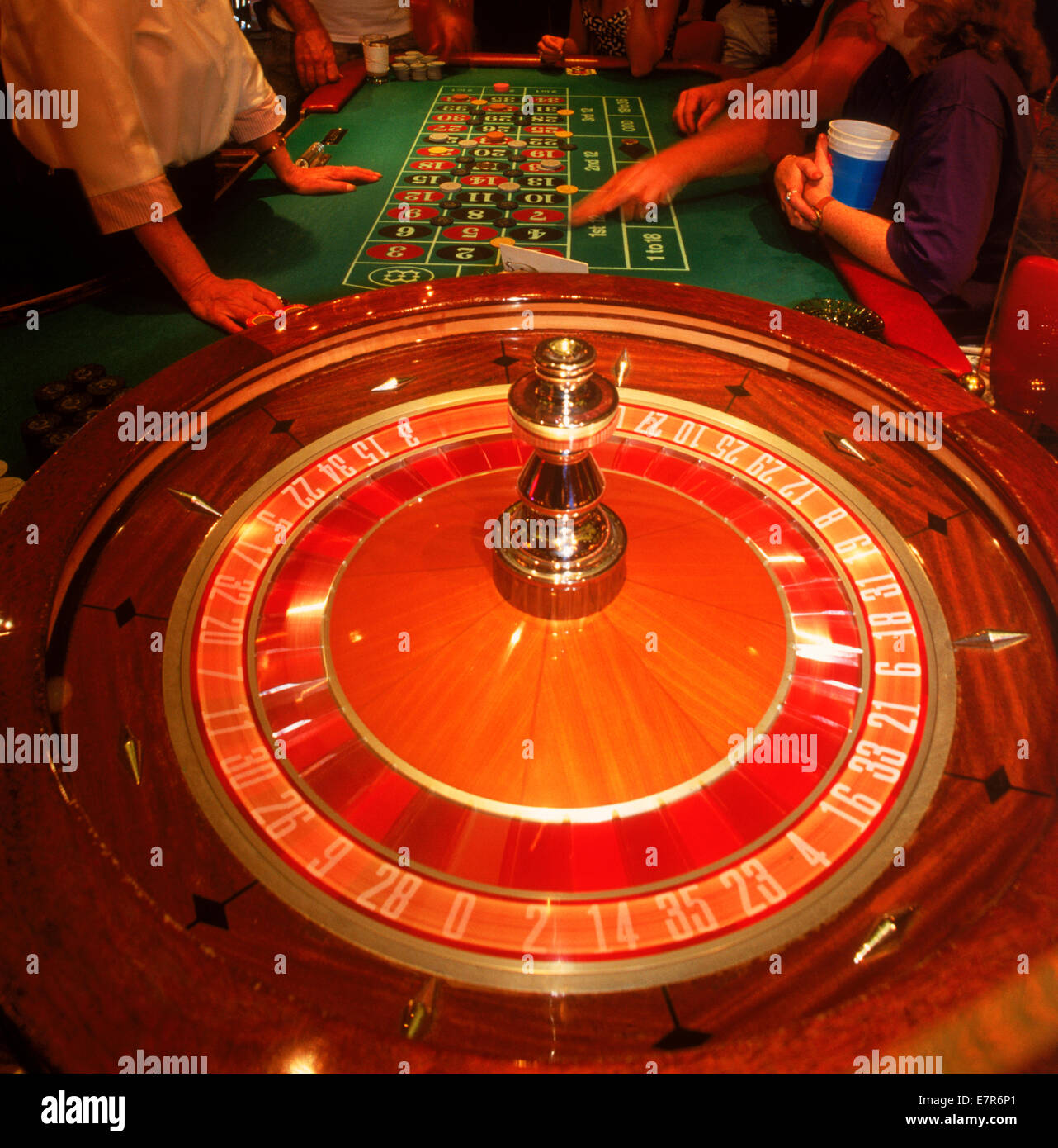 Il gioco d'azzardo al tavolo della roulette con patatine e ruota di filatura Foto Stock