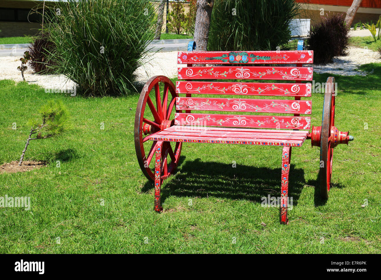 Red panche di legno in giardino Foto Stock