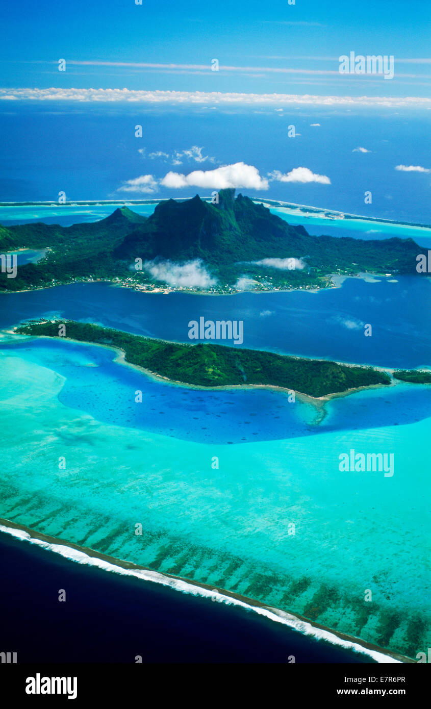 Vista aerea di Isola di Bora Bora ancorato nel blu del Pacifico del Sud nella Polinesia francese arcipelago chiamato anche Isole della Società Foto Stock
