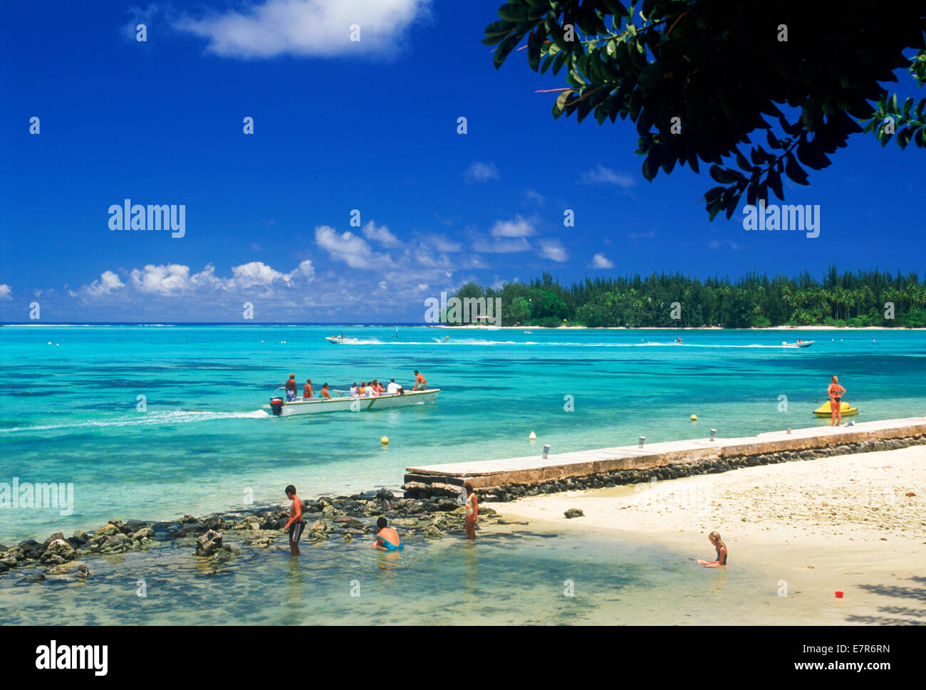 Spiagge di sabbia, outrigger e turisti nella parte anteriore di Hibiscus Hotel sull'Isola di Moorea in Polinesia francese Foto Stock