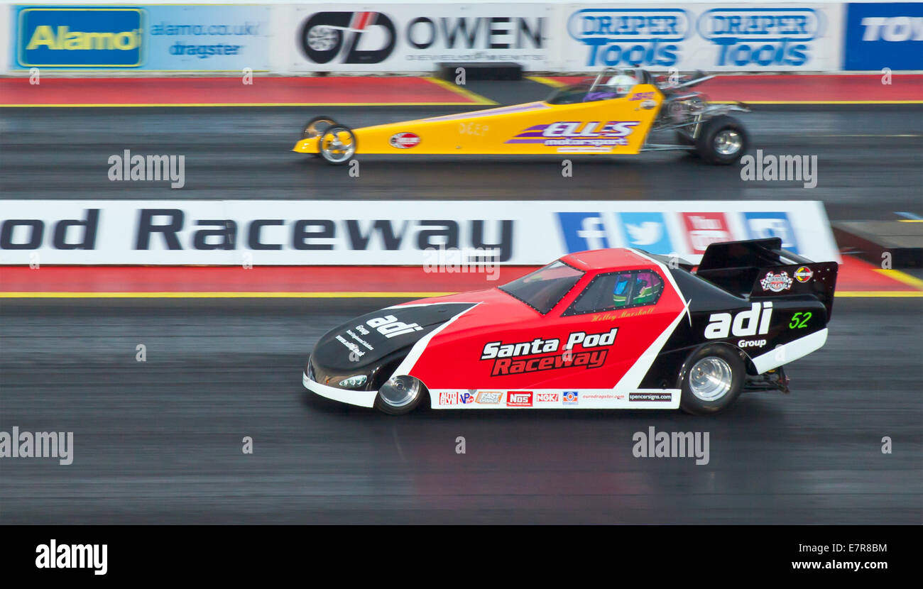 Junior Drag racing a Santa Pod Raceway. Holley nearside Marshall, Katie Ellis lato lontano. Foto Stock