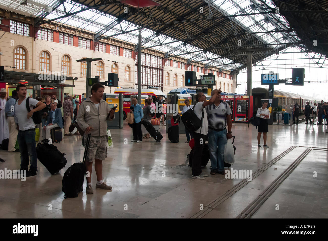 La Francia. I passeggeri in attesa presso il Marsiglia stazione ferroviaria, la Gare Saint Charles. Foto Stock