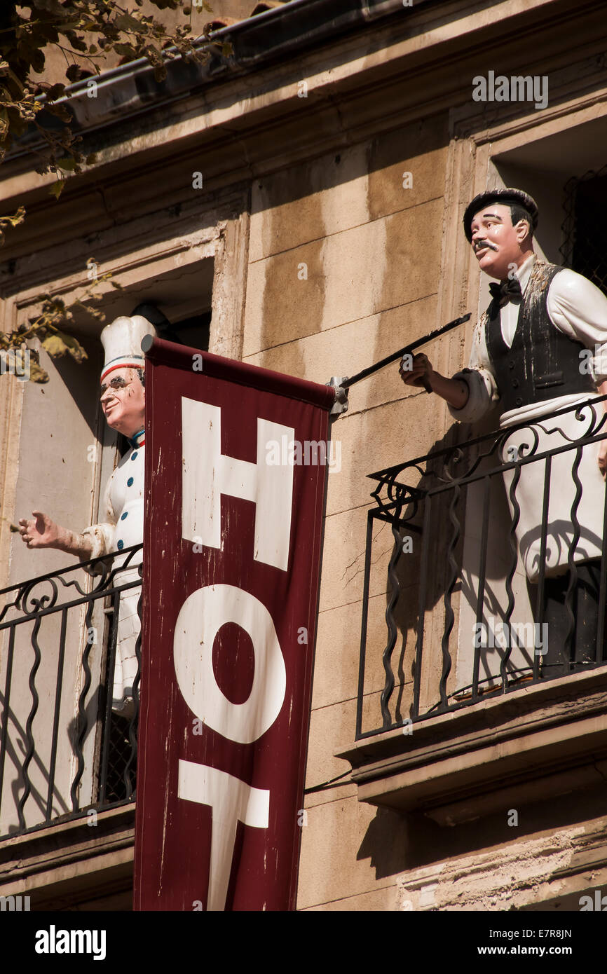 Manichini di uno Chef e cameriere in hotel balcone sul Cours Mirabeau, Aix-en-Provence, a sud della Francia. Foto Stock