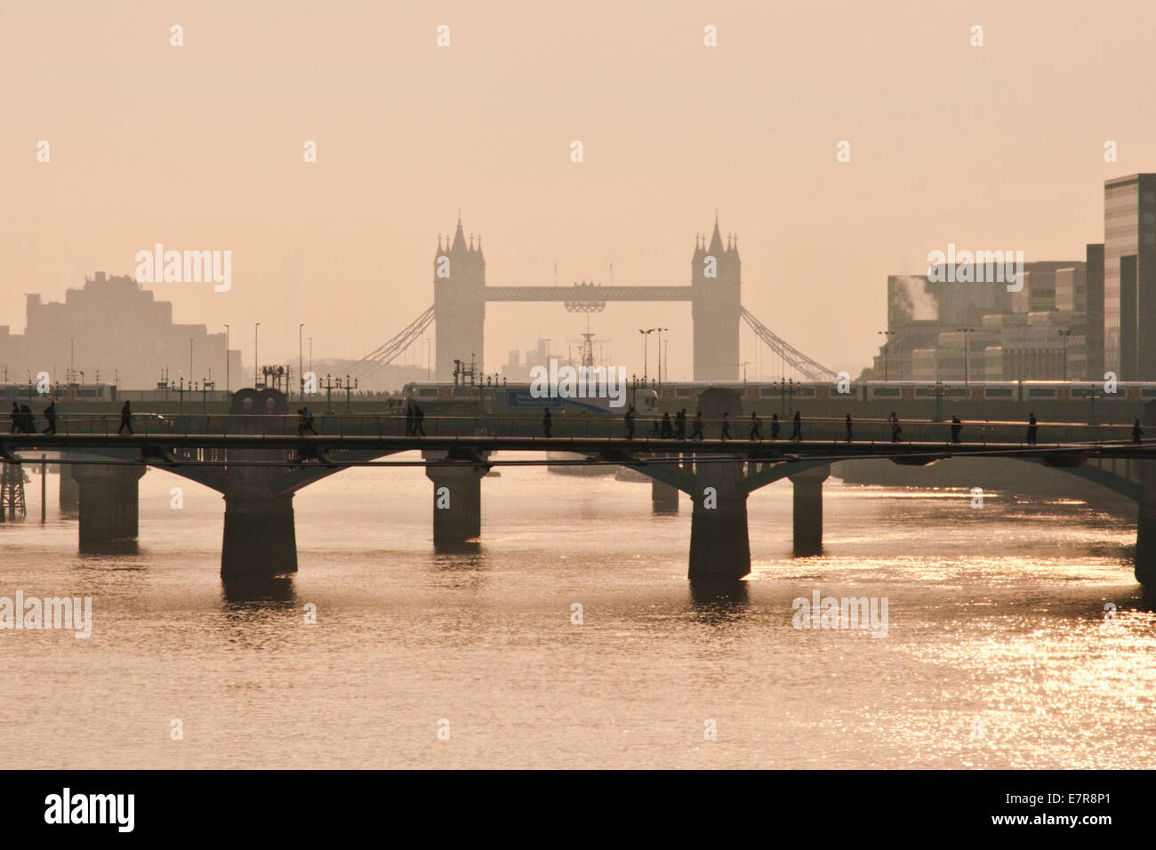 Londra, Regno Unito. 23 Sett 2014. Regno Unito: Meteo Il sole sorge su Londra all'inizio di un'altra bella giornata nella capitale. Credito: Paolo Swinney/Alamy Live News Foto Stock