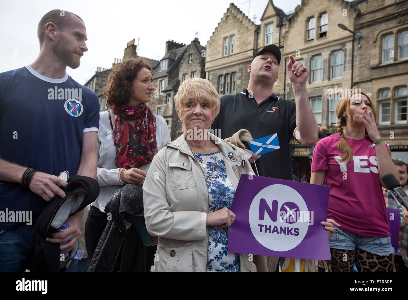 Sostenitori e oppositori guardando Jim Murphy MP, parlando a un No Grazie anti-indipendenza scozzese evento di Edimburgo. Foto Stock