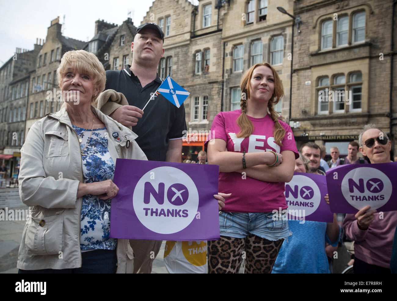 Sostenitori e oppositori guardando Jim Murphy MP, parlando a un No Grazie anti-indipendenza scozzese evento di Edimburgo. Foto Stock