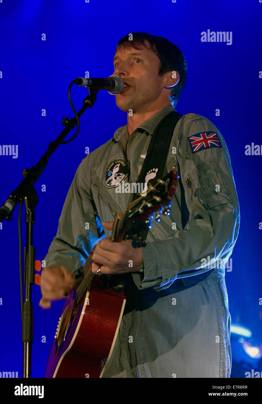 Il cantautore James Blunt eseguendo sul palco dell'agosto 2014 Wickham Festival, Hampshire, Regno Unito. Foto Stock