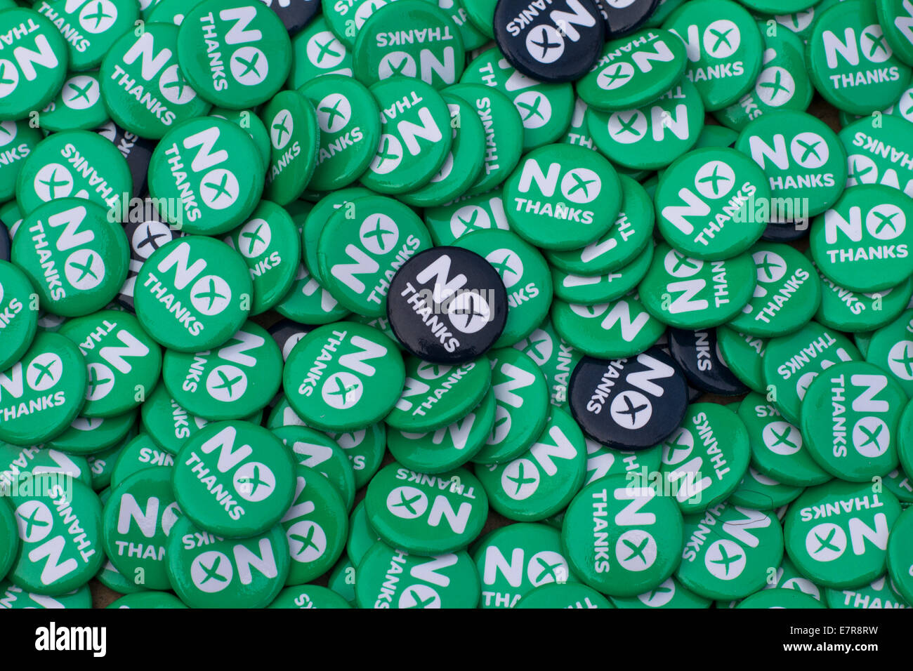 Badge da bavero recanti il motivo "No grazie" sul display in corrispondenza di un anti-indipendenza scozzese evento del Grassmarket, Edimburgo. Foto Stock