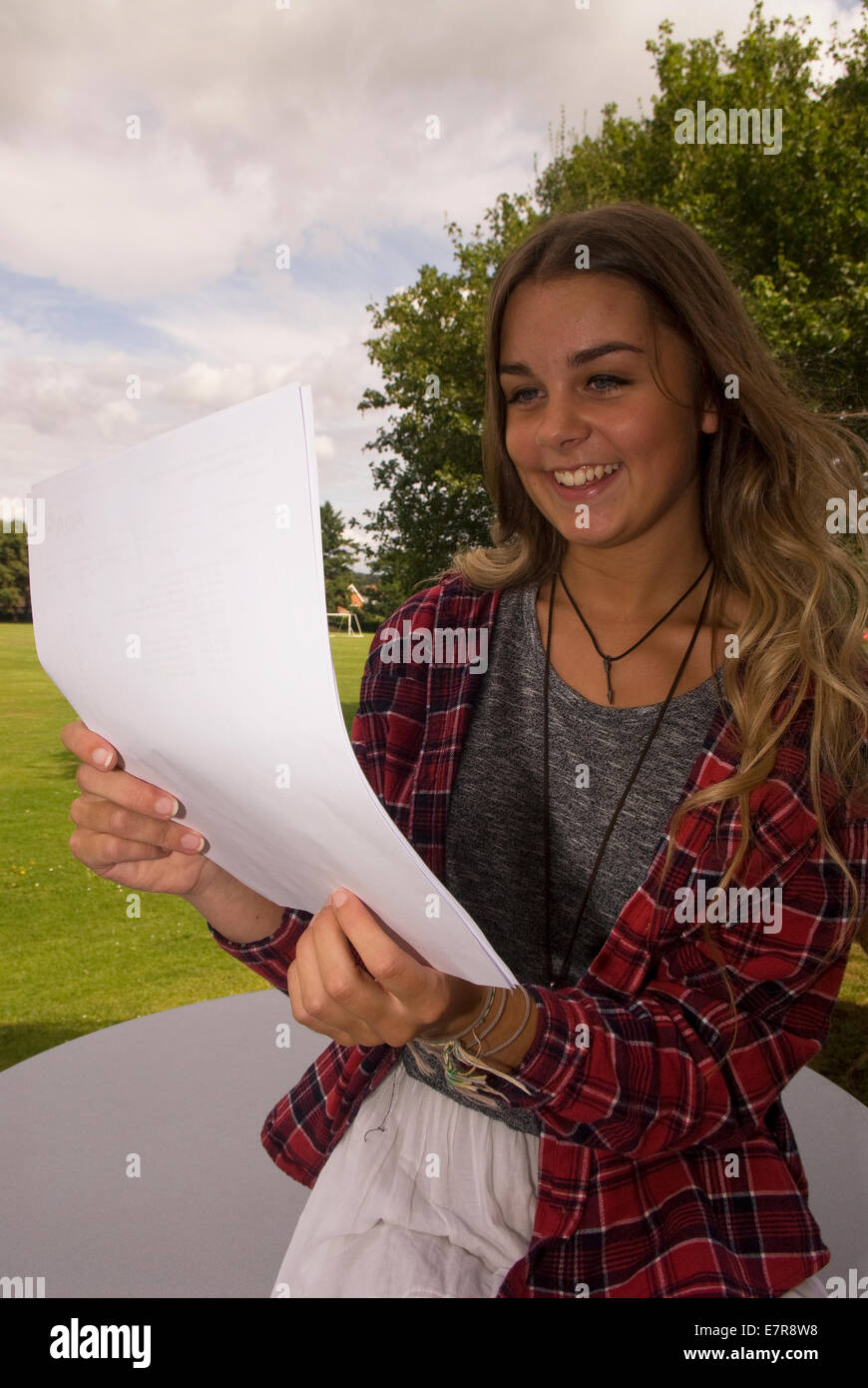 Felice studente di college con il suo 2014 un livello risultati, Farnham, Surrey, Regno Unito. Foto Stock