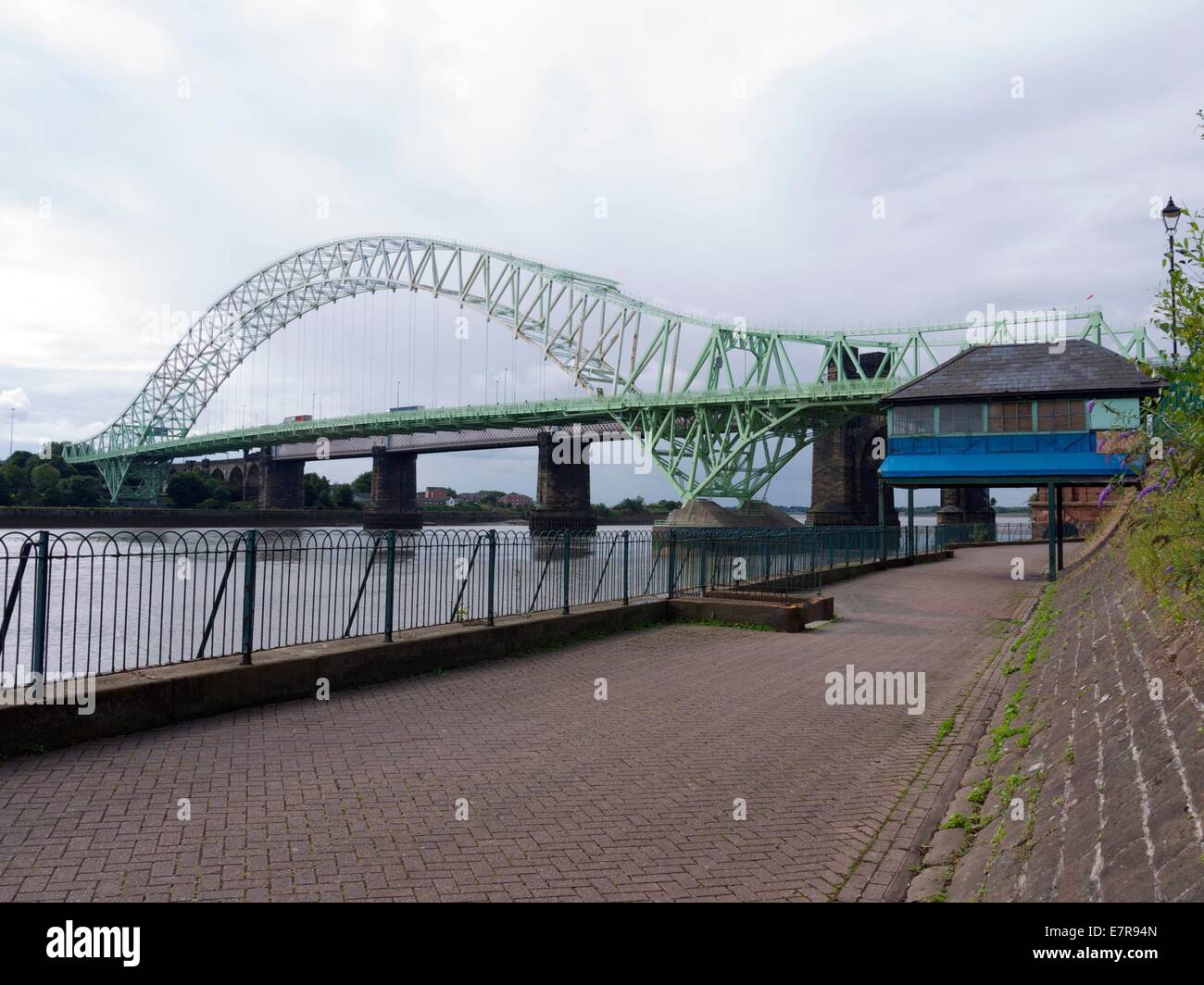 Runcorn Widnes ponte stradale sul fiume Mersey con una vecchia cabina blu in primo piano Foto Stock