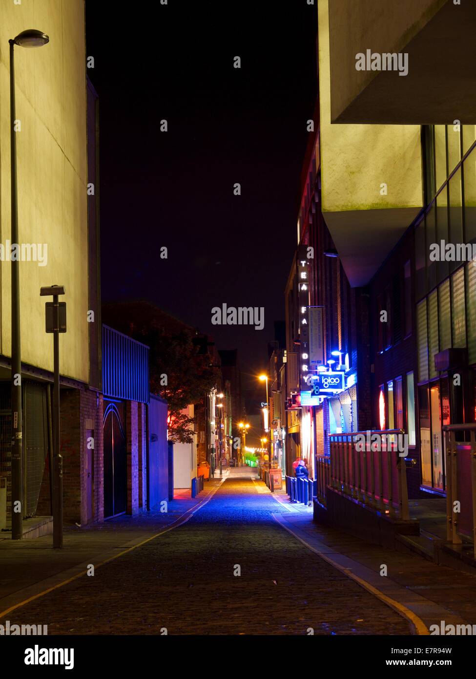 Discoteche e bar illuminato di notte su una strada della città Foto Stock