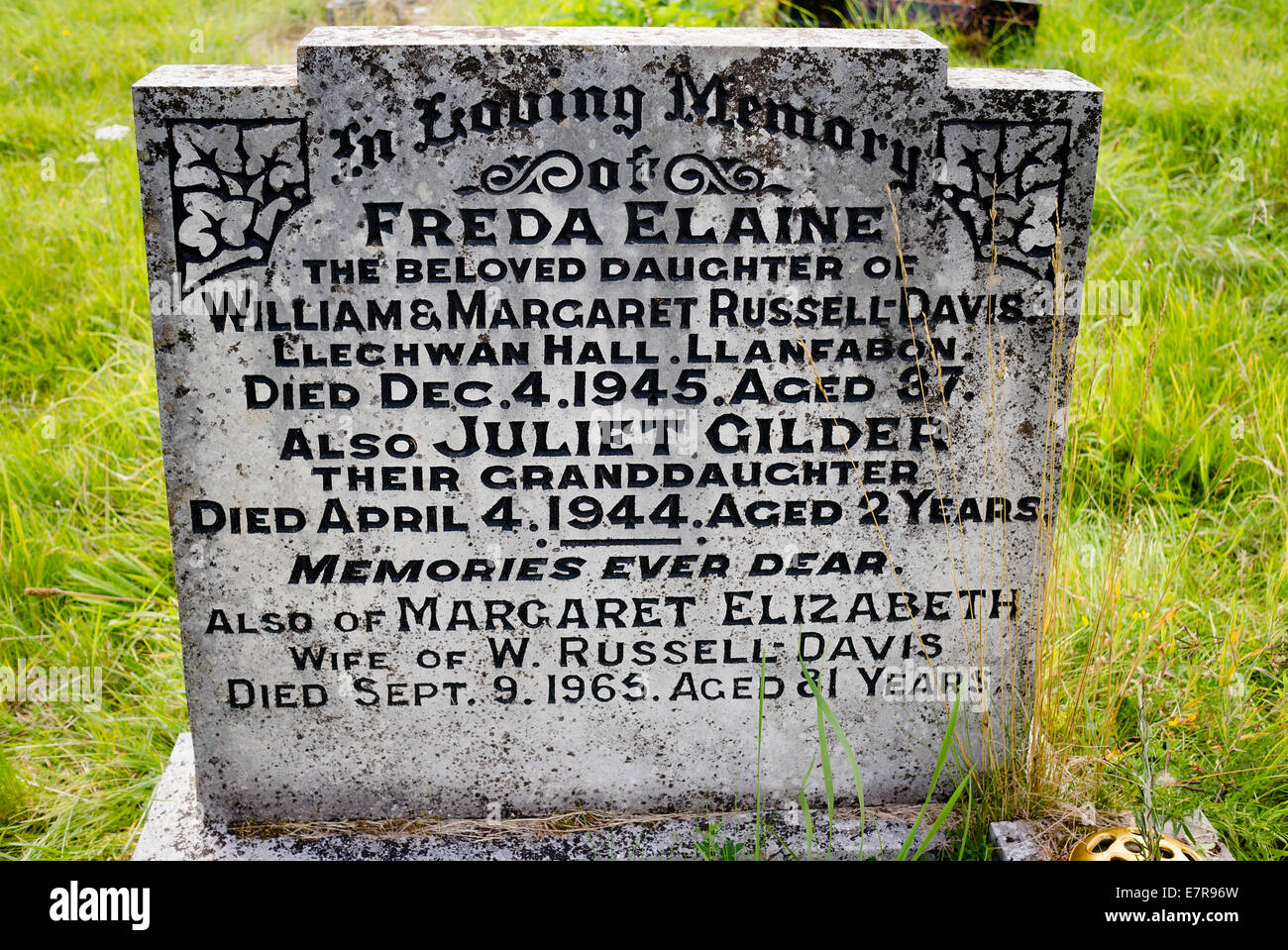 Antica lapide con la storia familiare dettagli in South Wales UK Foto Stock