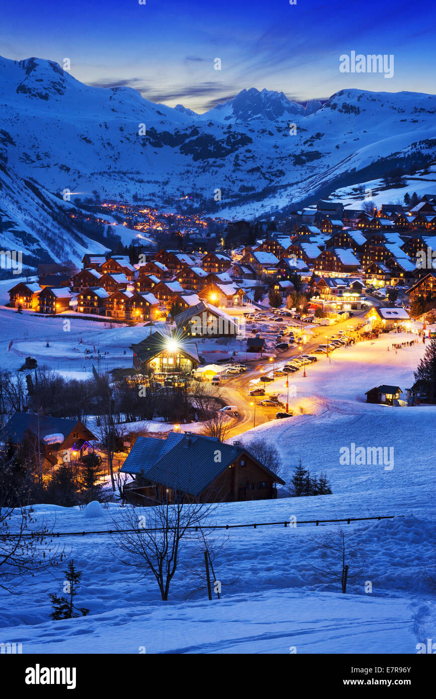 Paesaggio di sera e la località sciistica nelle Alpi Francesi,saint jean d'Arves, Francia Foto Stock