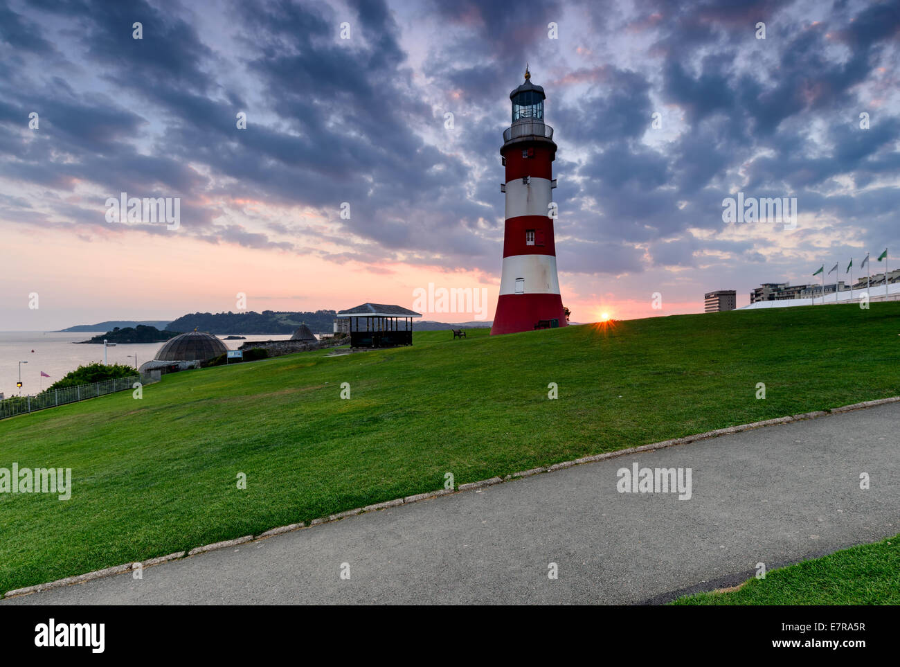 Sunset over Smeaton torre del faro che si erge sulla Hoe di Plymouth, Devon Foto Stock