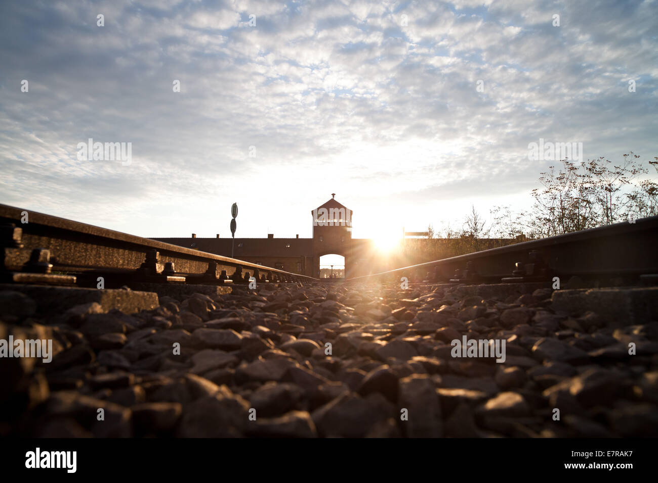 Il cancello di ingresso all'ex campo di concentramento di Auschwitz-Birkenau come visto in Oswiecim (Polonia) il 25 agosto 2014. Foto: Daniel Naupold/dpa Foto Stock