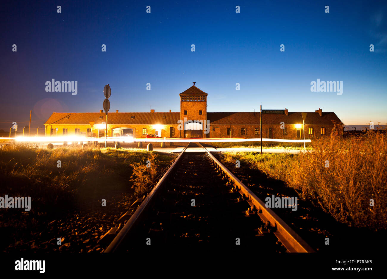 Il cancello di ingresso all'ex campo di concentramento di Auschwitz-Birkenau come visto in Oswiecim (Polonia) il 25 agosto 2014. Foto: Daniel Naupold/dpa Foto Stock