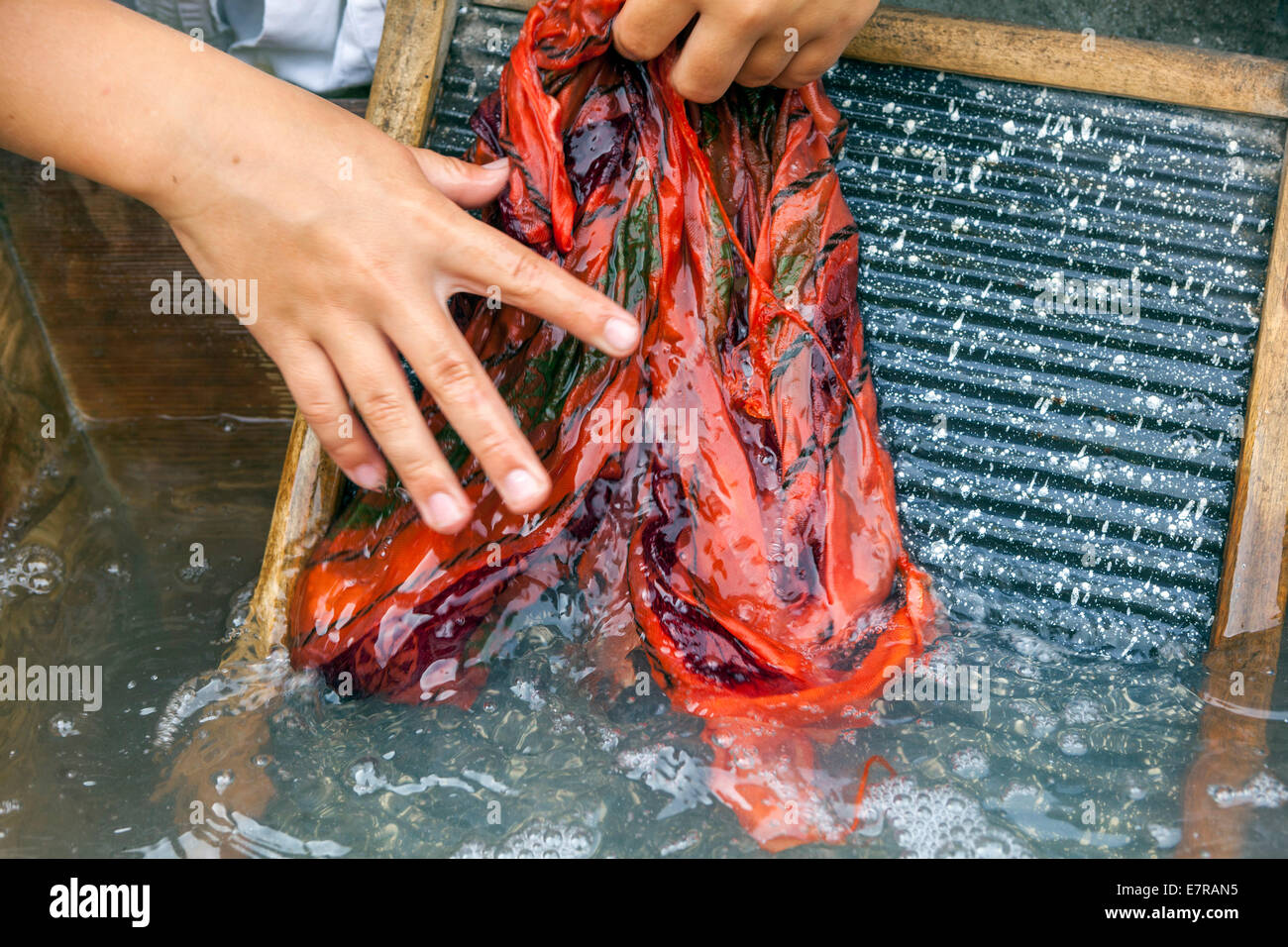 Servizio lavanderia Lavaggio a vecchio washboard di legno e la vasca di lavaggio di vestiti Foto Stock