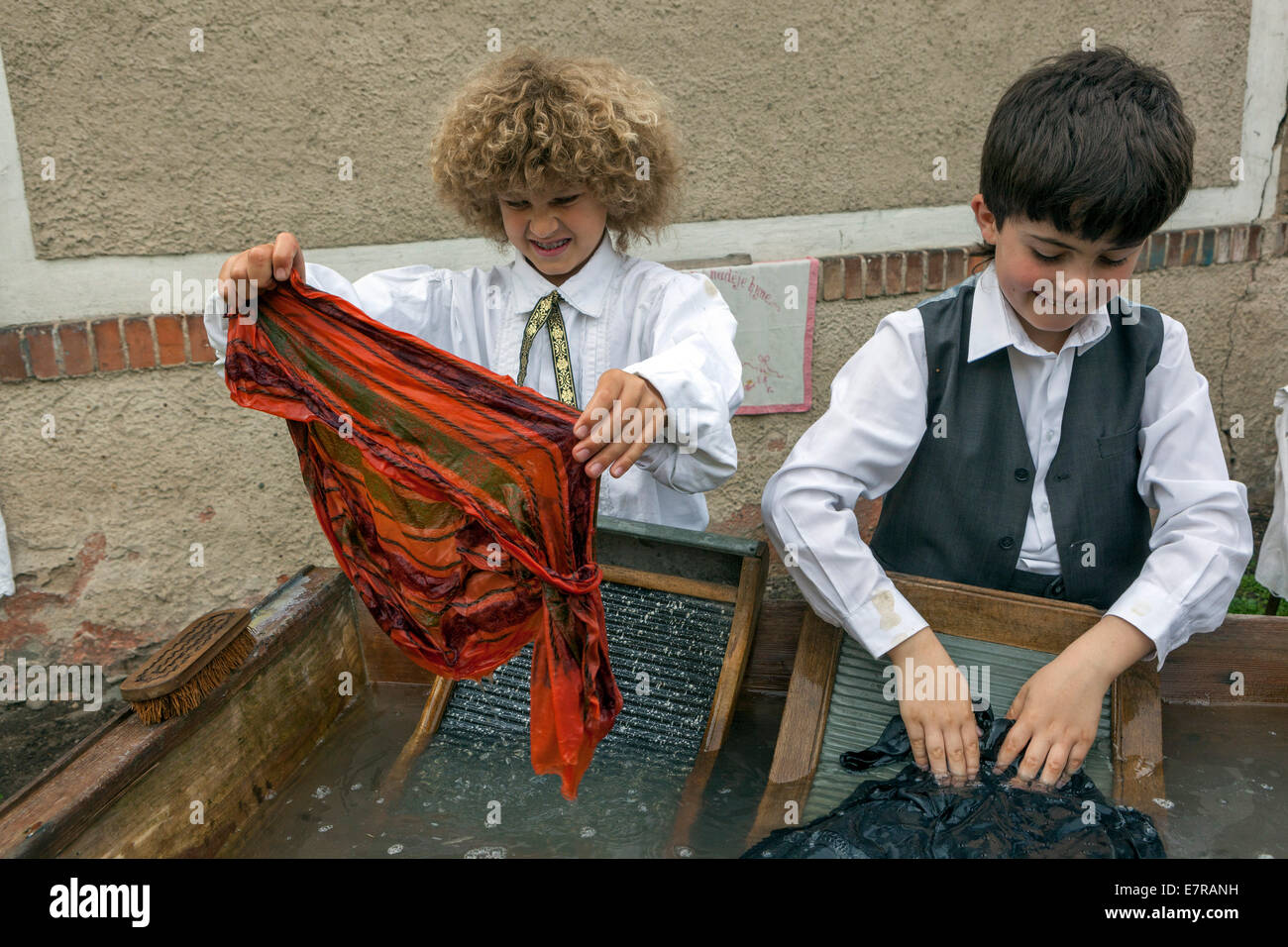 Servizio lavanderia Lavaggio a vecchio washboard di legno e la vasca di lavaggio di vestiti Foto Stock