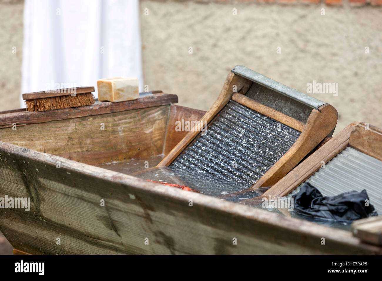 Servizio lavanderia Lavaggio a vecchio washboard di legno e la vasca di lavaggio di vestiti Foto Stock