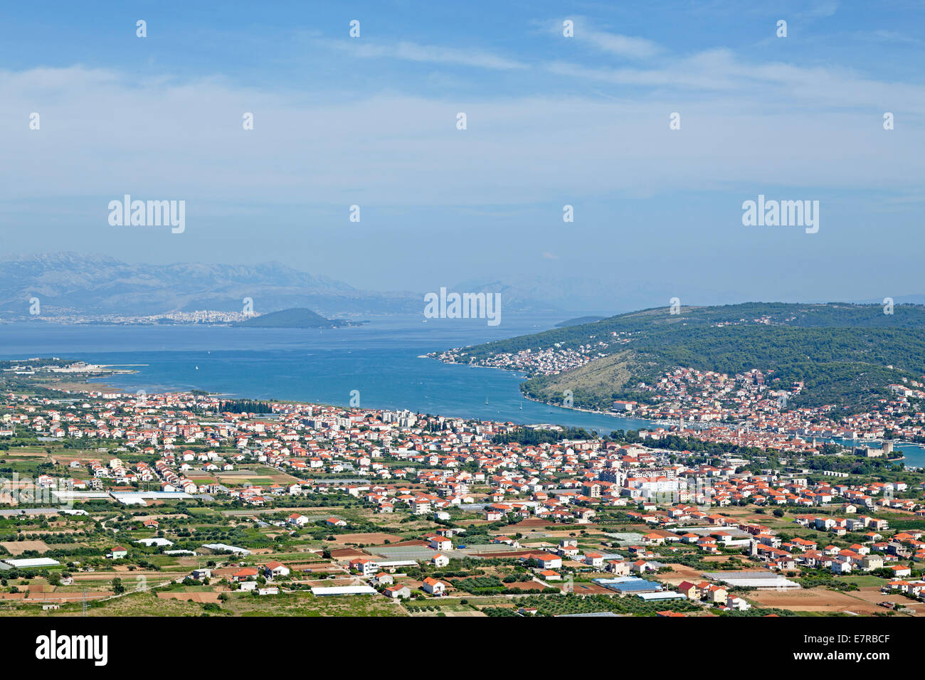 Vista panoramica di Trogir con Split in background, Dalmazia, Croazia Foto Stock