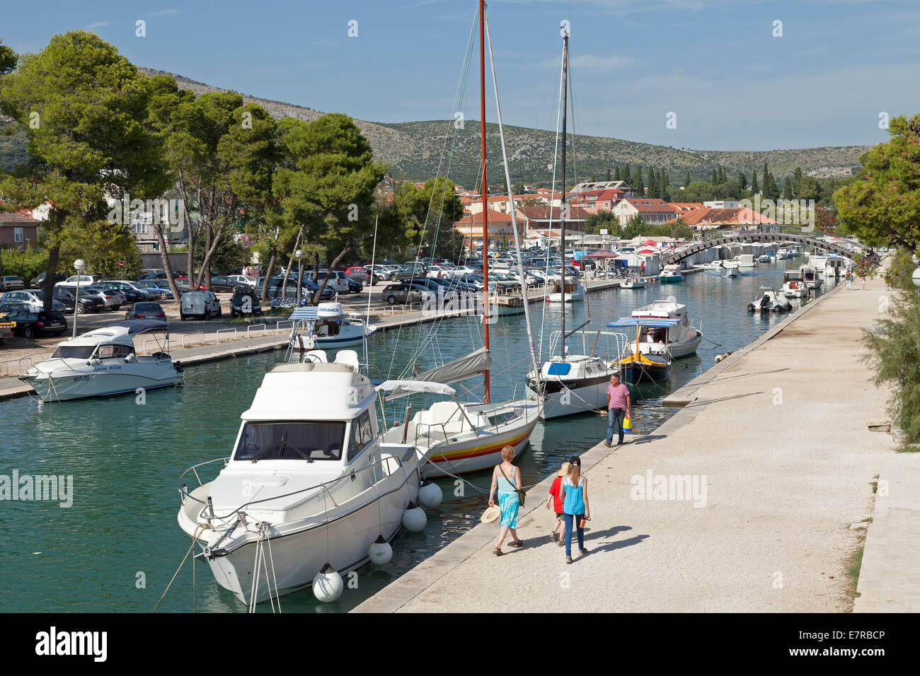 Barche in un canale, Trogir, Dalmazia, Croazia Foto Stock