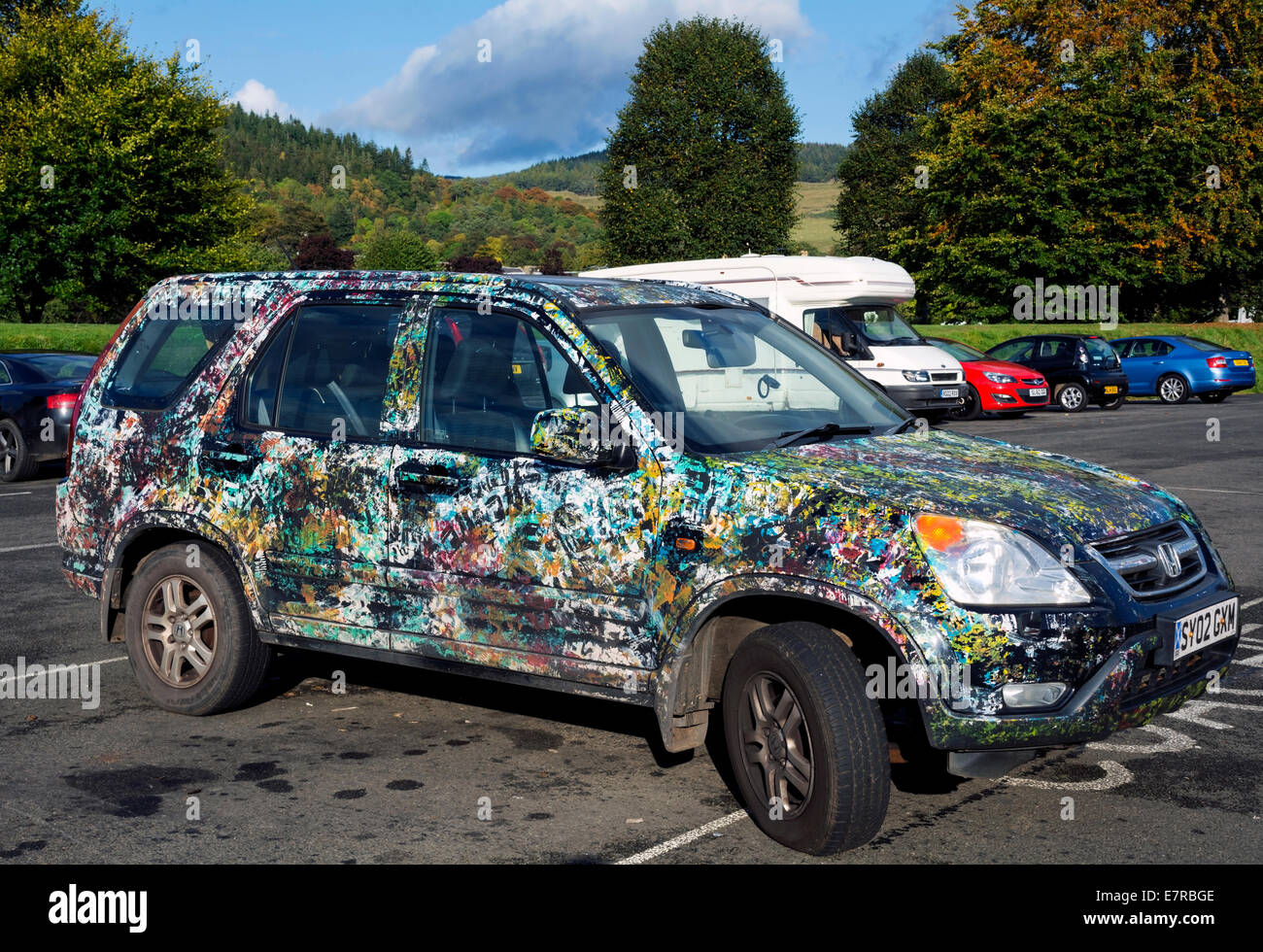 Questa Honda CRV auto è stato personalizzato con multi vernice colorata schizza tutto. Foto Stock