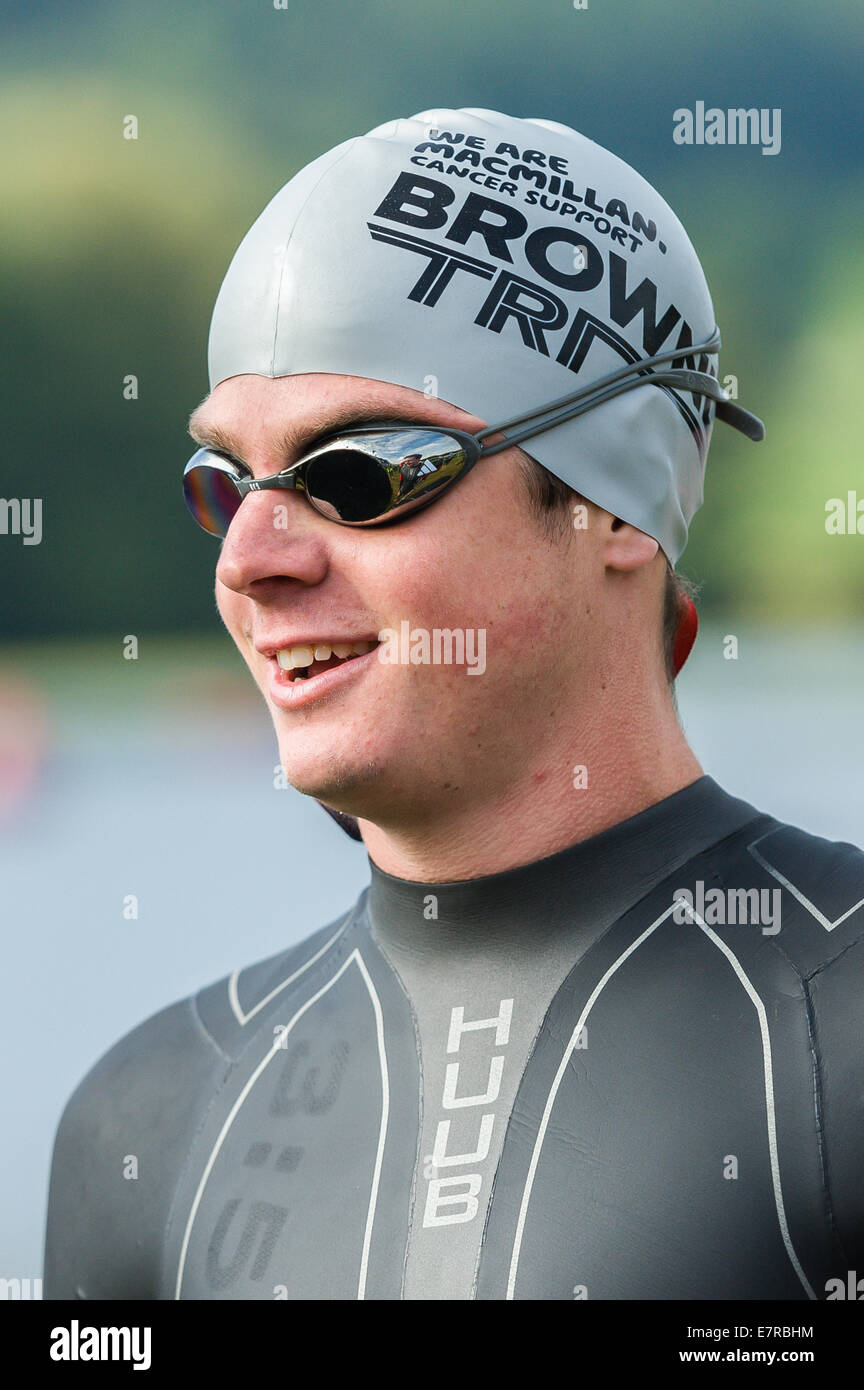 Jonny Brownlee pronta per la fase di nuoto del relè al Brownlee Tri Nord Triathlon al Harewood House di Leeds Foto Stock