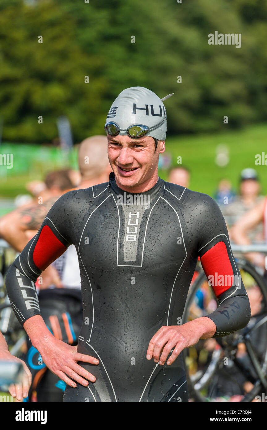 Alistair Brownlee indossando una muta Huub presso la MacMillan Triathlon al Harewood House di Leeds Foto Stock