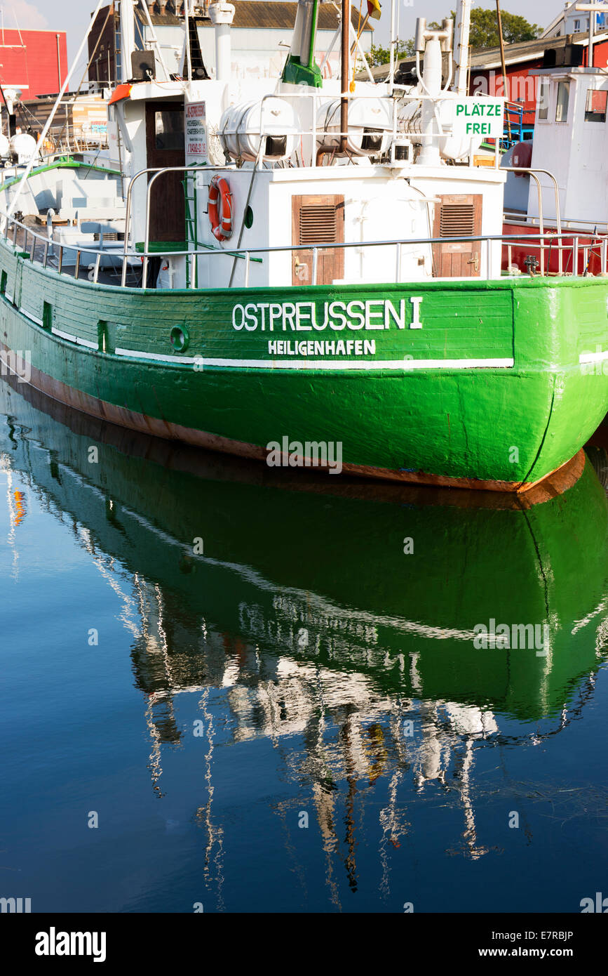 Ex imbarcazioni commerciali in Heiligenhafen's Harbor, ora in gran parte per soddisfare il settore turistico. Foto Stock