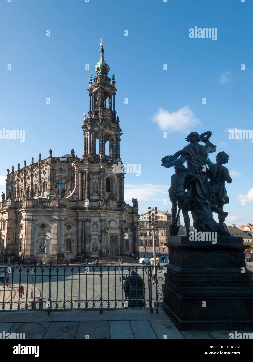 Statua in bronzo 'Der Morgan' e Cattedrale Hofkirche di Dresda in Sassonia Germania Foto Stock