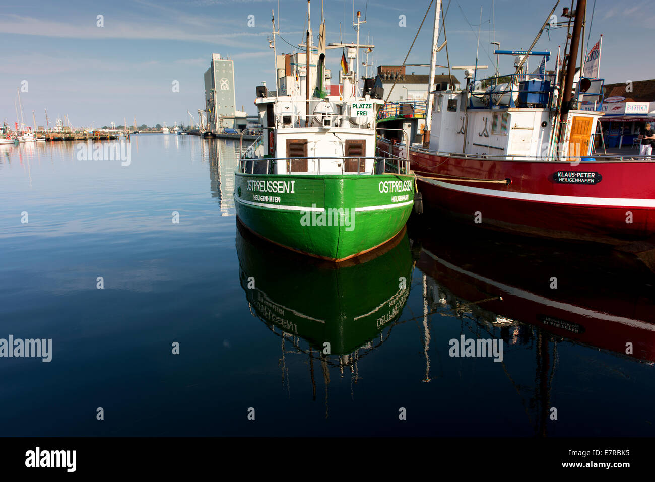 Ex imbarcazioni commerciali in Heiligenhafen's Harbor, ora in gran parte per soddisfare il settore turistico. Foto Stock