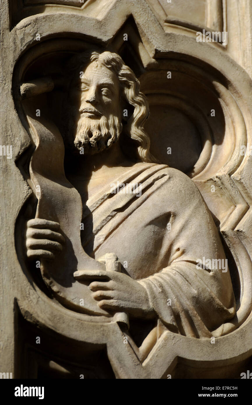 L'Italia. Firenze. Loggia del Bigallo. In stile gotico (1352-1358). Il bassorilievo raffigurante un profeta. Foto Stock