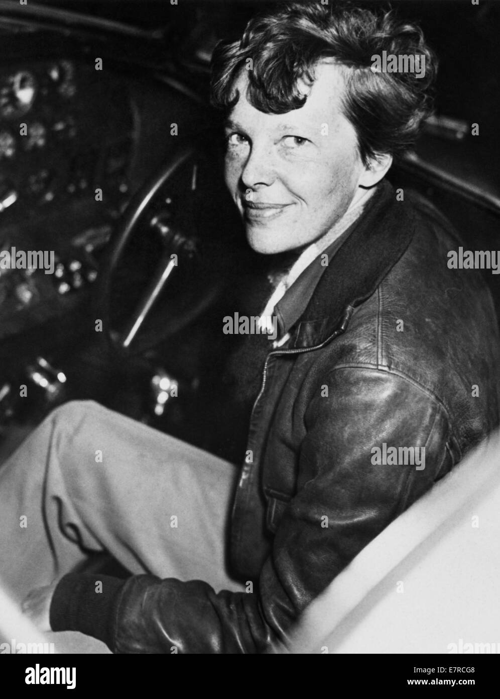 Foto d'epoca della pioniera e autrice dell'aviazione americana Amelia Earhart (1897 – dichiarata morta nel 1939) – Earthart e il suo navigatore Fred Noonan sono scomparsi nel 1937 mentre stava cercando di diventare la prima donna a completare un volo circumnavigazionale del globo. Earhart è raffigurato circa 1937 seduto nel pozzetto di un aeromobile Electra. Foto Stock