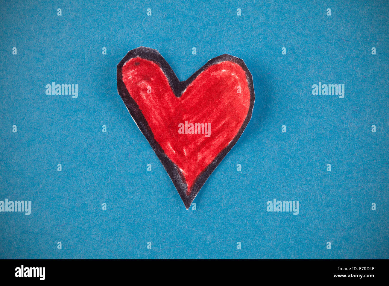 Carta rossa forma di cuore su uno sfondo blu. Foto Stock