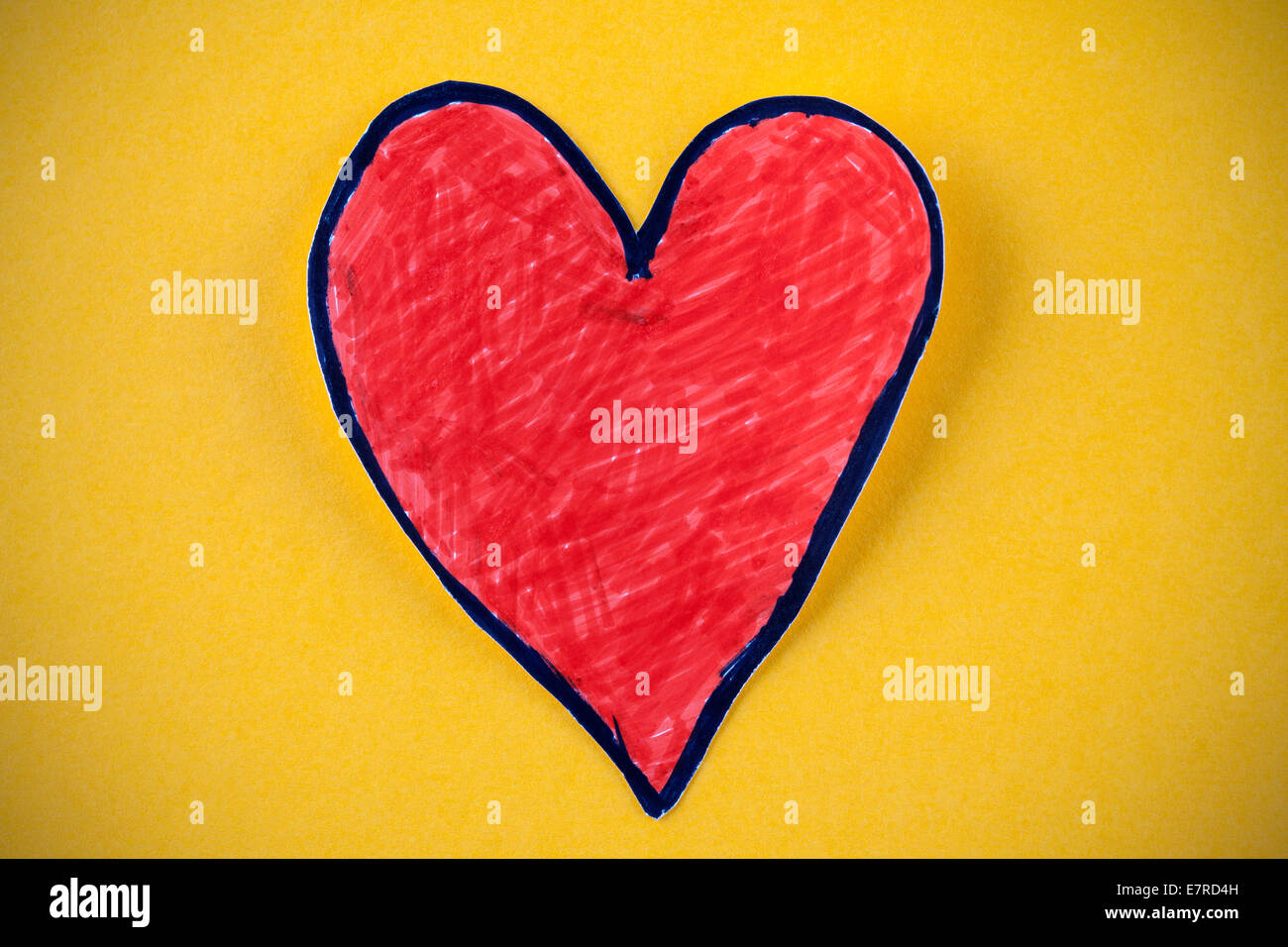 Carta rossa forma di cuore su uno sfondo giallo. Foto Stock