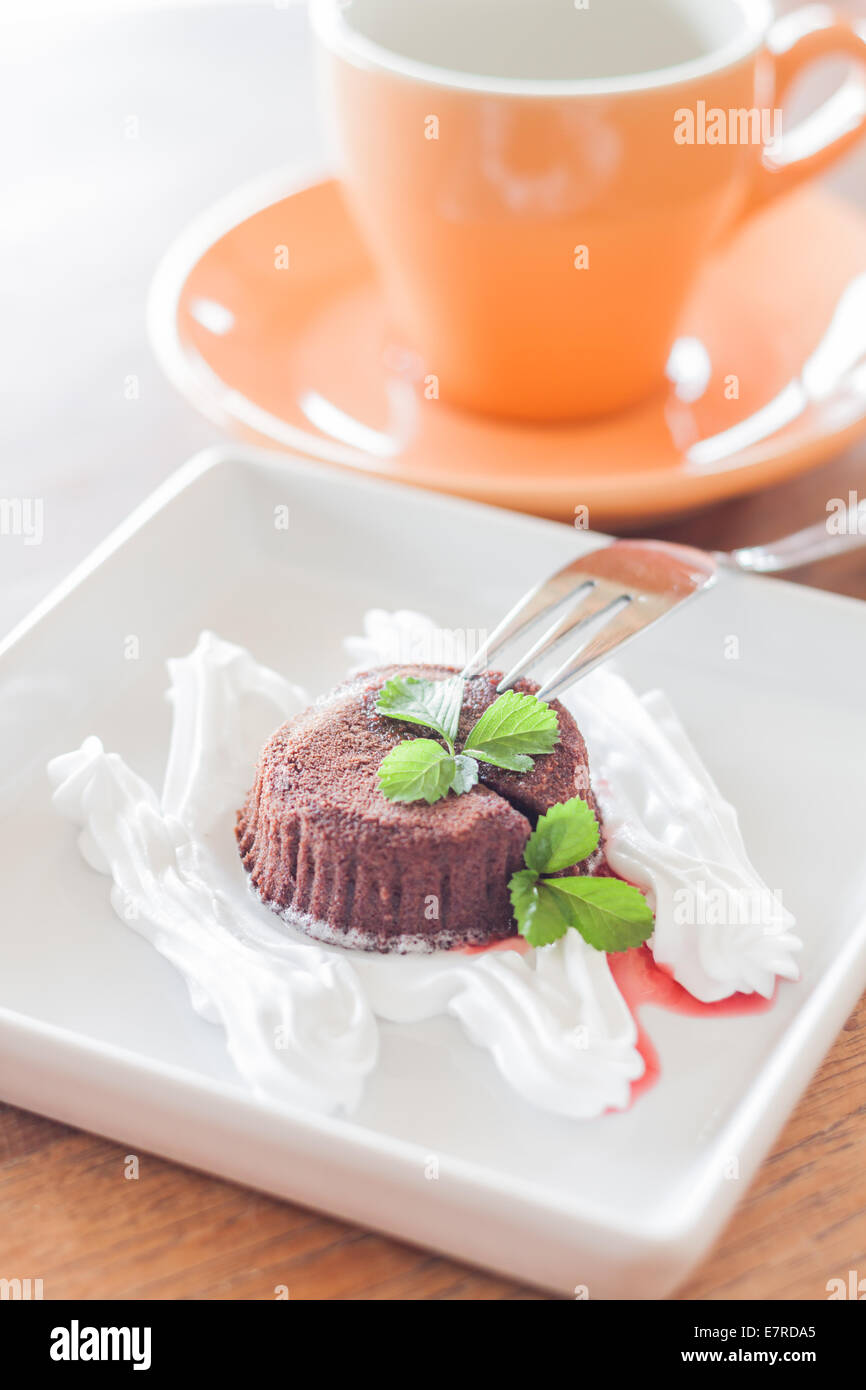 Lava di cioccolato torta con la forcella e la tazza di caffè, stock photo Foto Stock