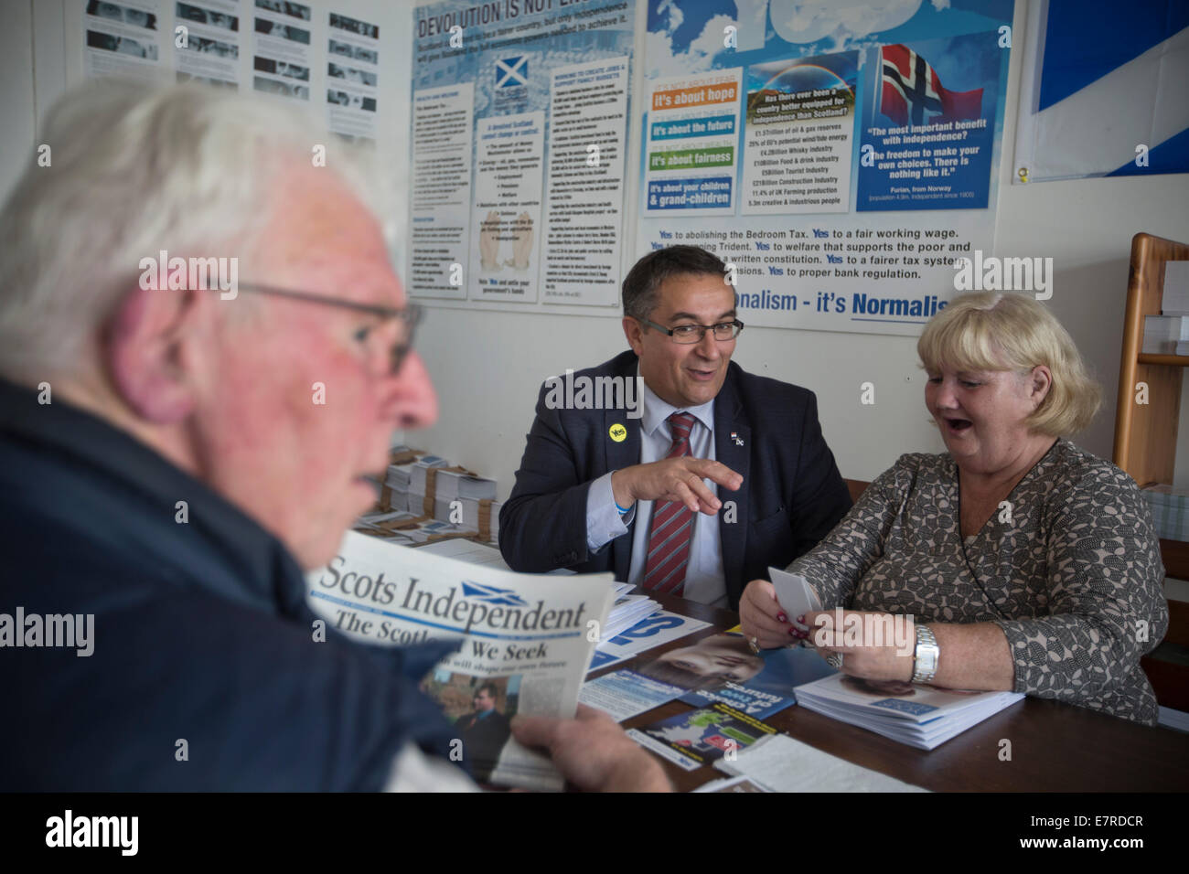 Francese-nato Christian Allard, un membro del parlamento scozzese per il paese della regione Nord Est, parlando ai volontari al Foto Stock