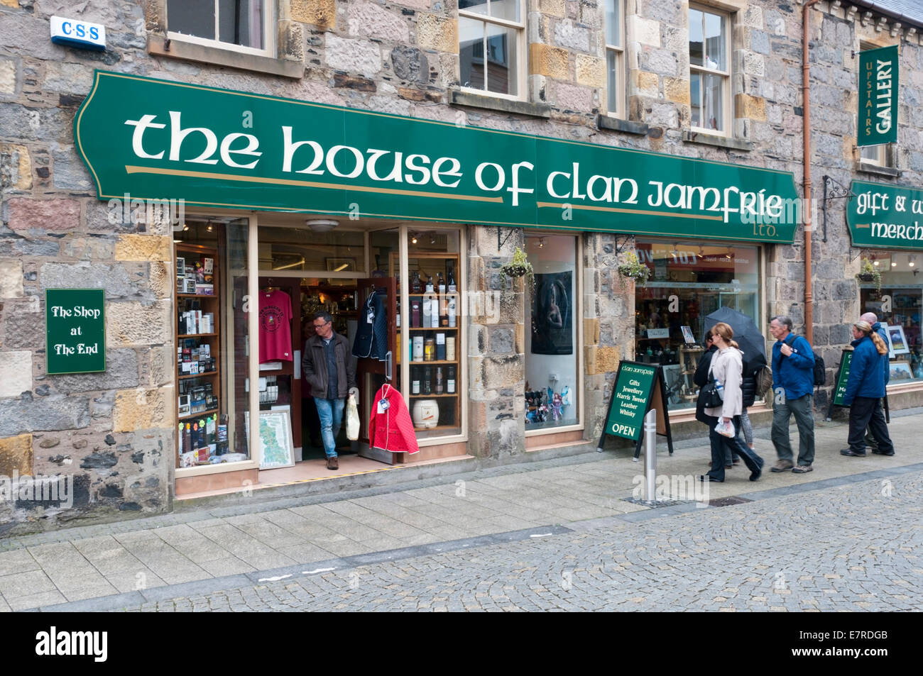 La Casa del Clan Jamfrie shop alla fine del West Highland Way in Fort William High Street. Foto Stock