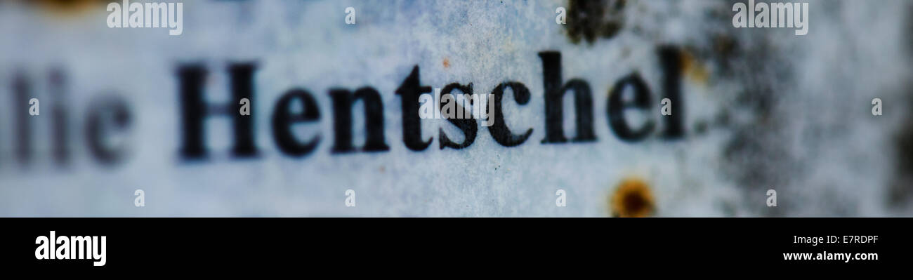 Meschwitz, Germania. 23 Sett 2014. Una vista della targhetta del campanello della famiglia Hentschel uccisi in un rapimento in Yemen in Meschwitz, Germania, 23 settembre 2014. Il tedesco della coppia di coniugi e il loro figlio, rapiti cinque anni fa in Yemen sono morti. Il portavoce per la famiglia, pastore Poetschke, annunciato il 23 settembre 2014 che il Foreign Office tedesco aveva informato i parenti delle vittime di quel fatto. Credito: dpa picture alliance/Alamy Live News Foto Stock