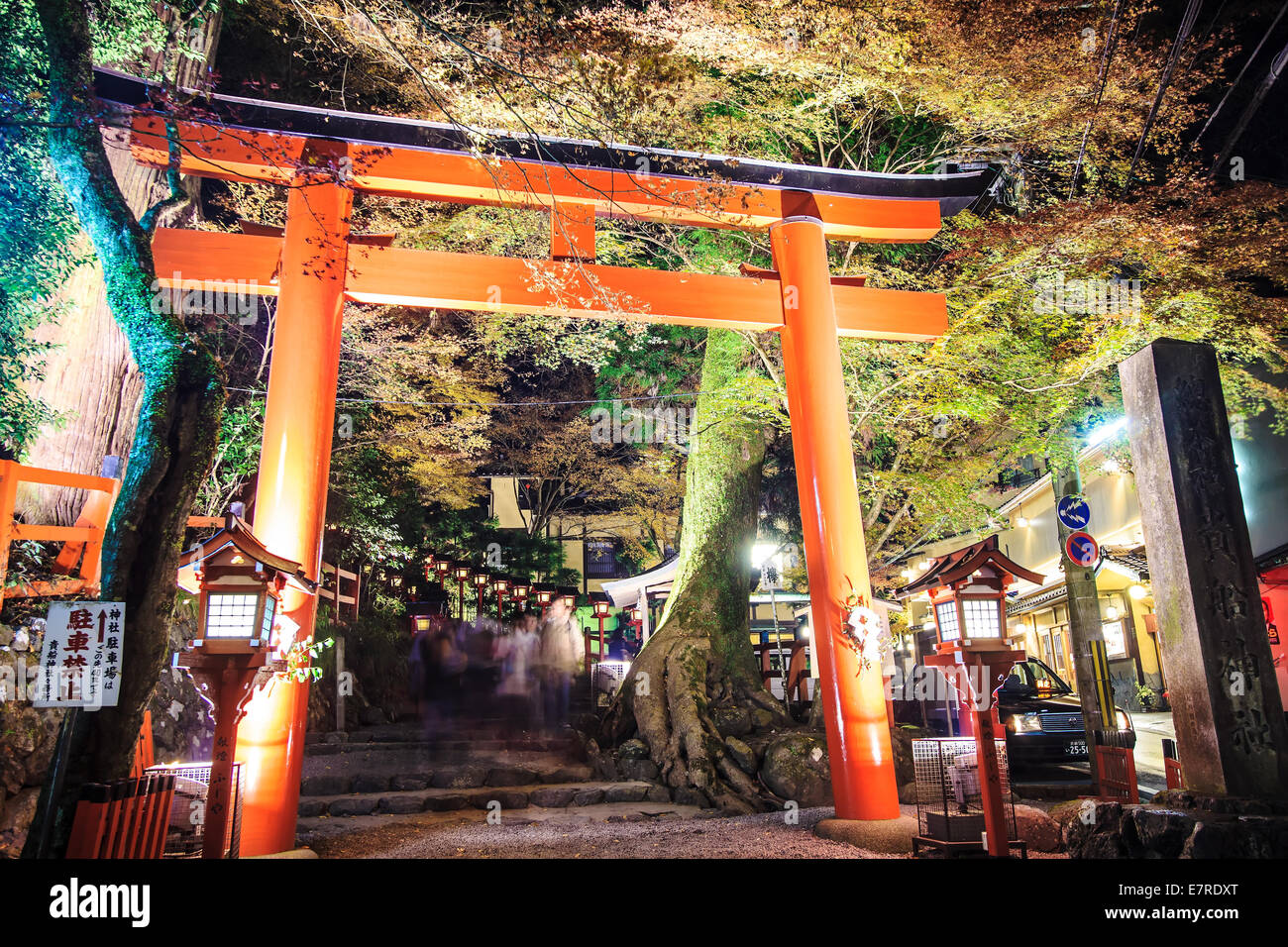 Kyoto, Giappone - 22 Novembre 2013: Kifune Santuario è un santuario shintoista situato a SakyO-ku a Kyoto, Giappone Foto Stock