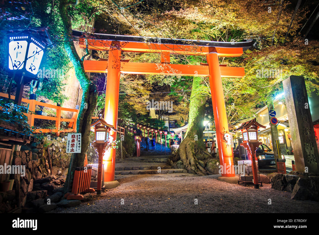 Kyoto, Giappone - 22 Novembre 2013: Kifune Santuario è un santuario shintoista situato a SakyO-ku a Kyoto, Giappone Foto Stock
