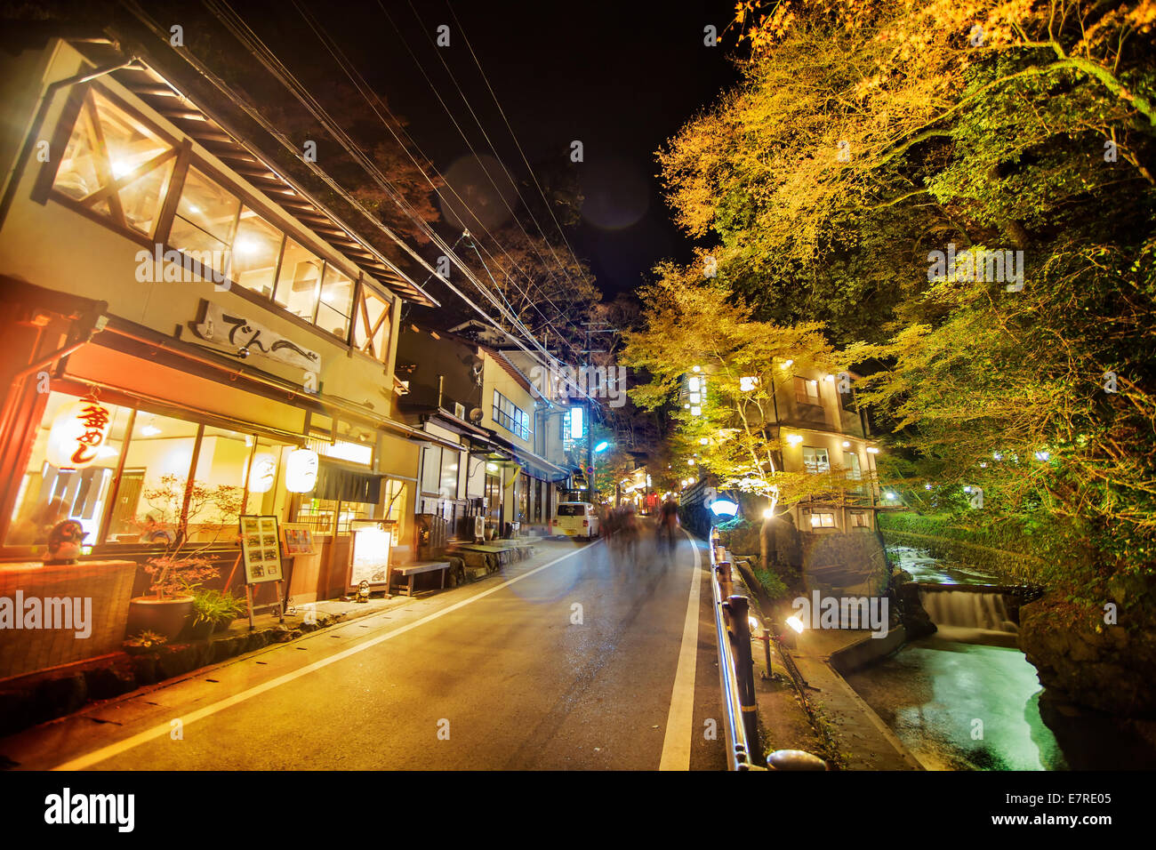 Kyoto, Giappone - 22 Novembre 2013: Kifune Santuario è un santuario shintoista situato a SakyO-ku a Kyoto, Giappone Foto Stock