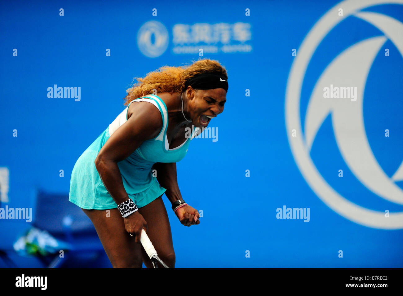 Wuhan, Cina. 23 Settembre, 2014. Serena Williams degli Stati Uniti reagisce durante le donne singoli match contro Alize Cornet di Francia, a Wuhan WTA Open Tennis Tournament a Wuhan capitale della Cina centrale della provincia di Hubei, il 7 settembre 23, 2014. Williams si ritira il gioco con un 6-5 conduttore a causa di pregiudizio. Foto Stock