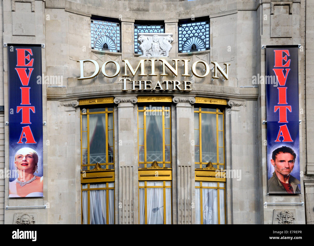 Londra, Inghilterra, Regno Unito. Evita al Dominion Theatre, Tottenham Court Road. Staring Marti pellow (Che Guevara) e Madalena Albert Foto Stock