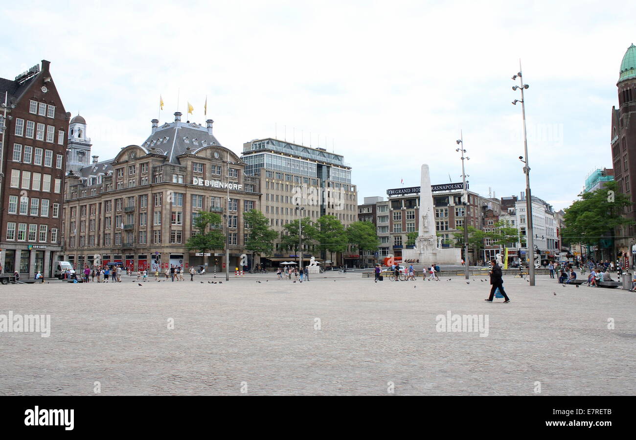 Piazza Dam in Amsterdam con vedute del ben noto Bijenkorf department store e il National Memorial monumento sulla destra Foto Stock