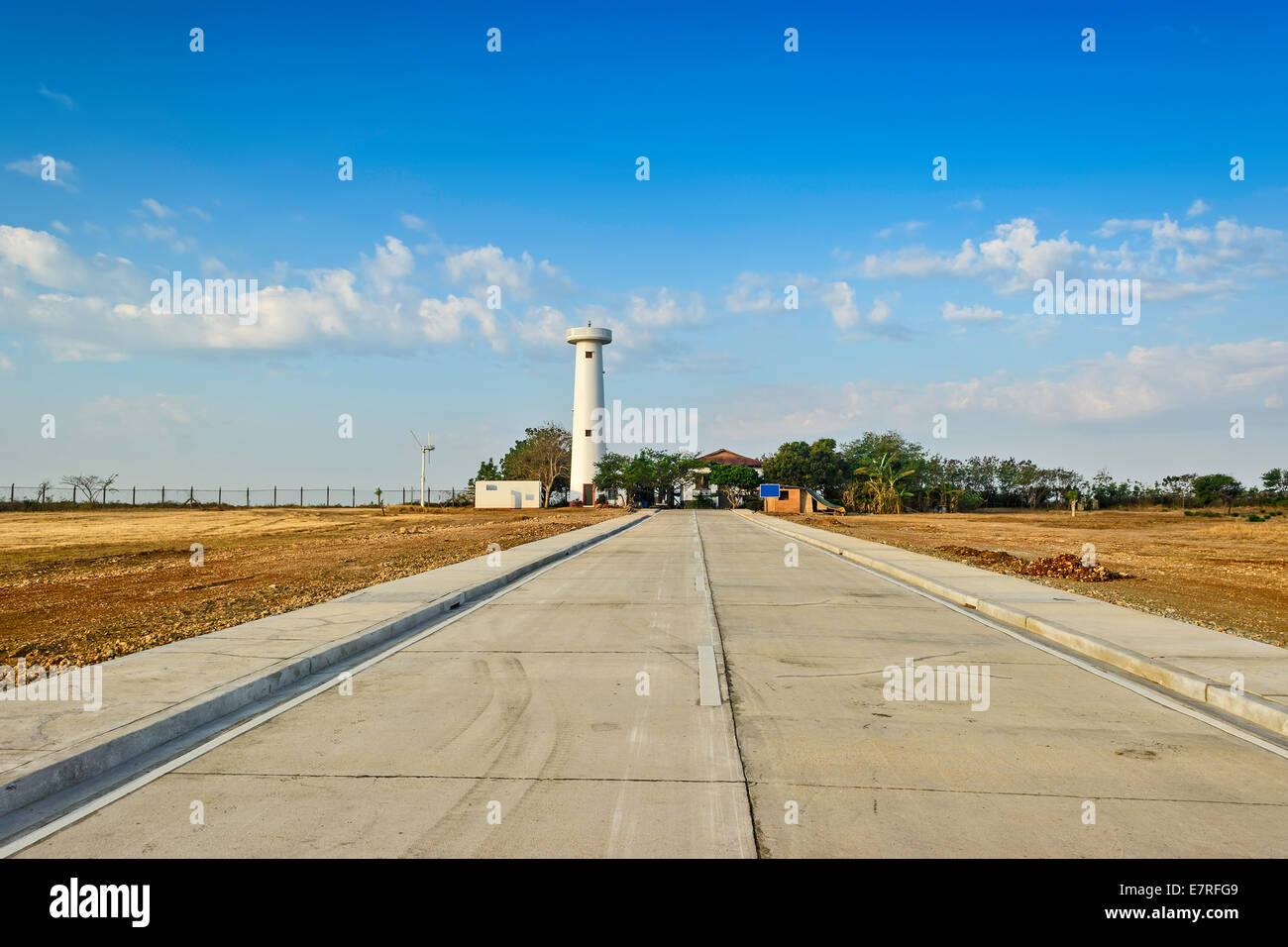 Nuova costruzione stradale in cemento che conduce a un faro in fase di restauro Foto Stock