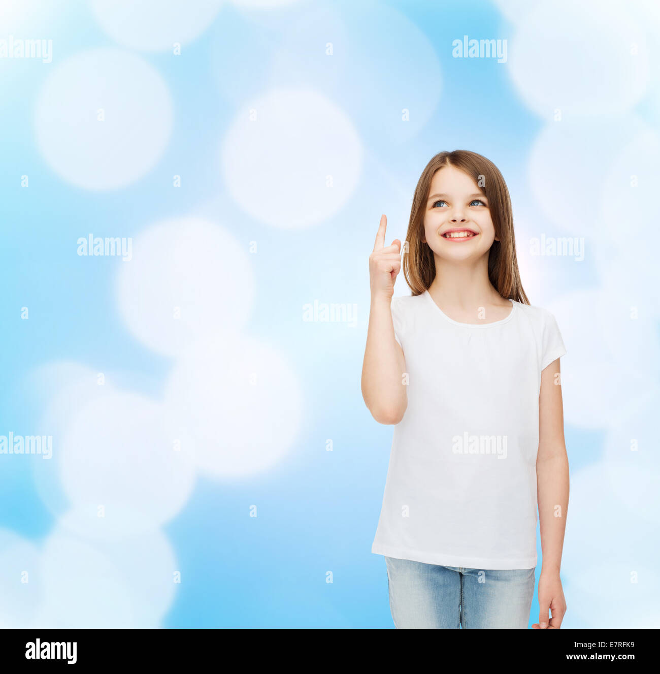 Sorridente bambina in bianco fustellato t-shirt Foto Stock